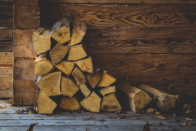 bois de chauffage bien rangé